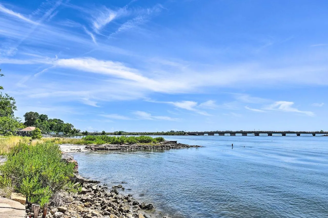 Charming Hampton Home With Yard 2 Mi To Beach!