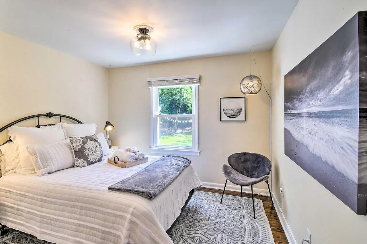 Holiday home Charming Hampton Home With Yard 2 Mi To Beach!